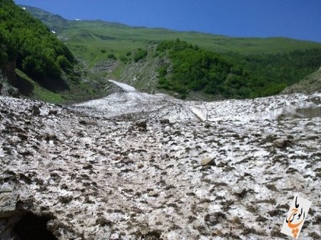 یخچال طبیعی در روستای دلیر از توابع مرزن‌آباد