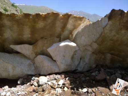 یخچال طبیعی در روستای دلیر از توابع مرزن‌آباد